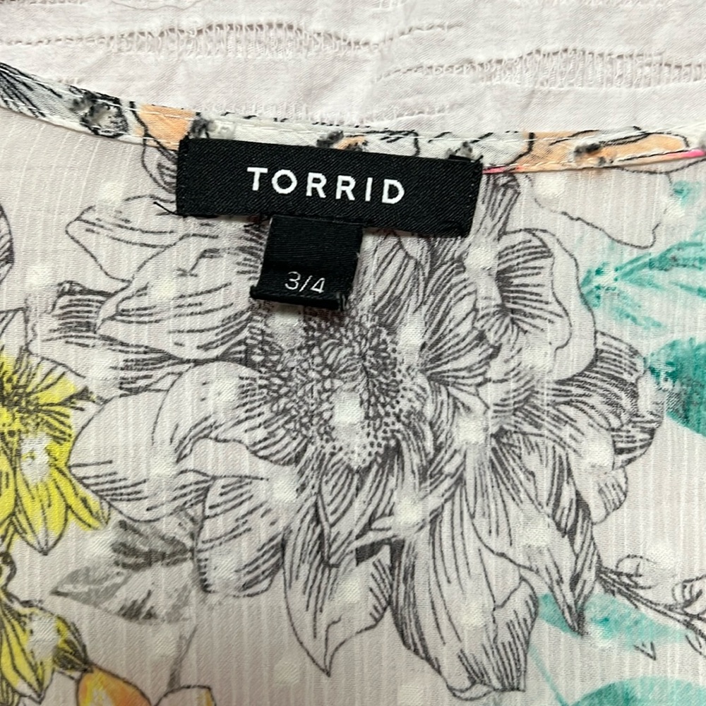 Torrid Kimono/coverup🌸 It’s sheer with vibrant colors.